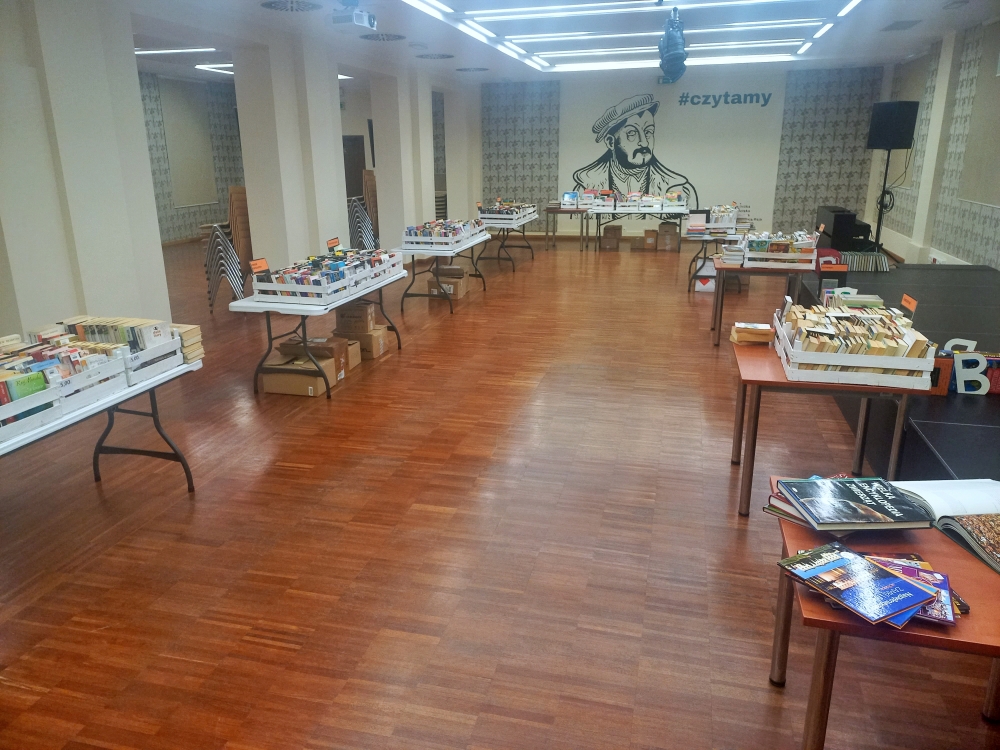 Przygotowania do dwudniowej Giełdy Książki w sali konferencyjnej biblioteki